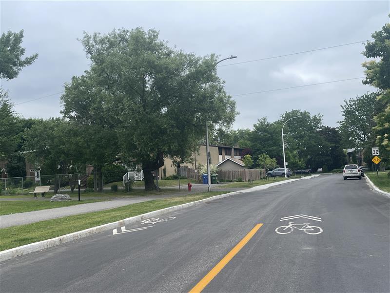 Photo : Chaussée désignéesur l'avenue Belmont.